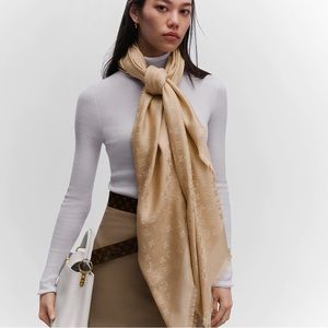 Louis Vuitton Monogram Classic Shawl in color Dune
